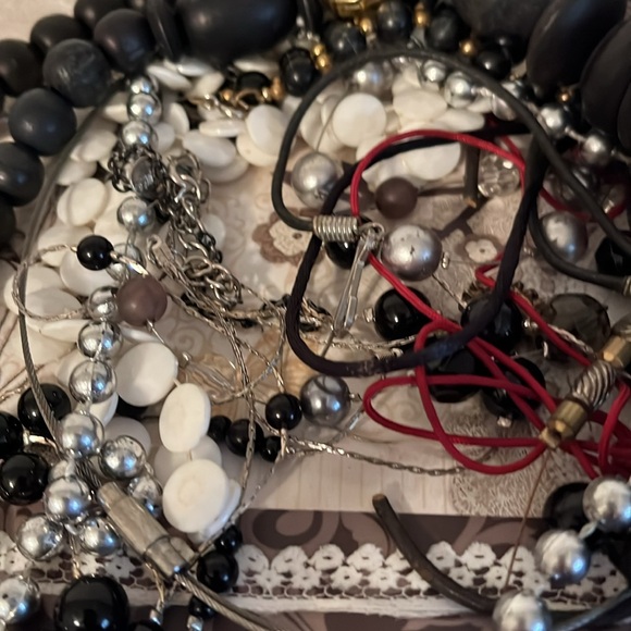 Craft lot, black, white and grey. Crafting and repurposing lot 8A. - Picture 12 of 12